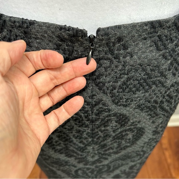 Ann Taylor size 4P charcoal gray demask print skirt - Picture 4 of 7